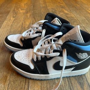 Jordan 1 Mid University Black White Blue BQ6472-102